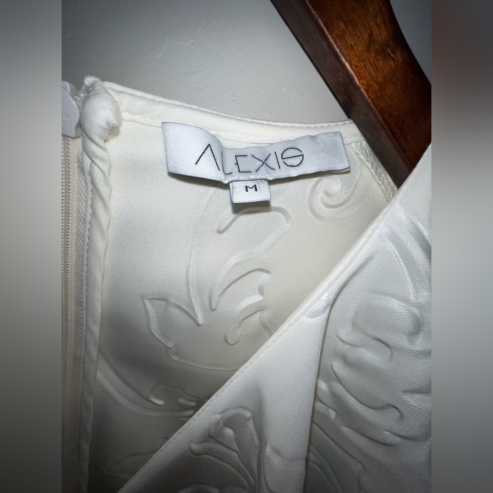 Alexis Westman Floral Embossed Romper Off White Ivory Sleeveless Ruffle Sz M 615 - Picture 2 of 5
